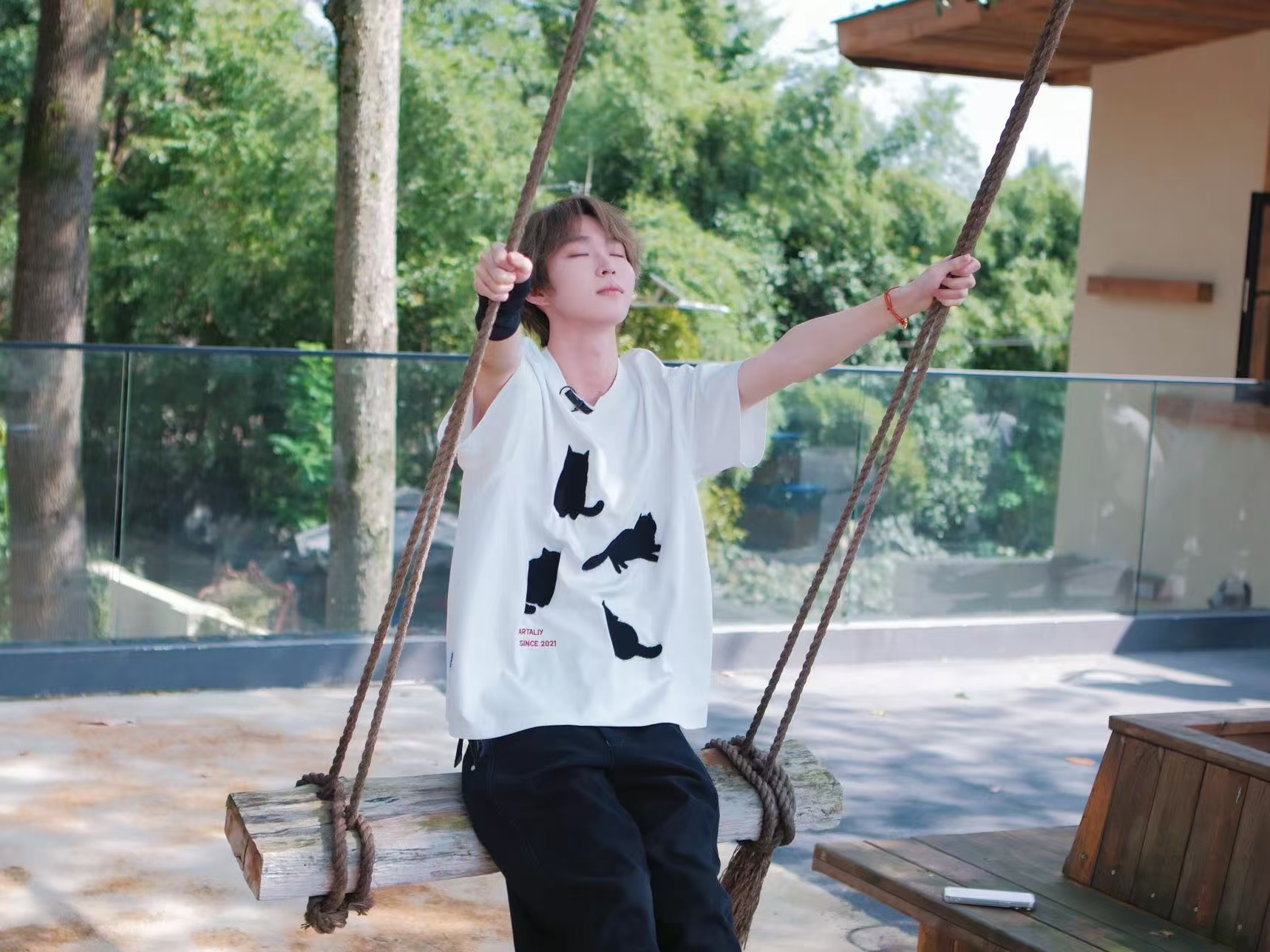 吒宝被火龙果咬了 有点意思，火龙果咬火龙果吗[吃瓜][吃瓜] ​​​