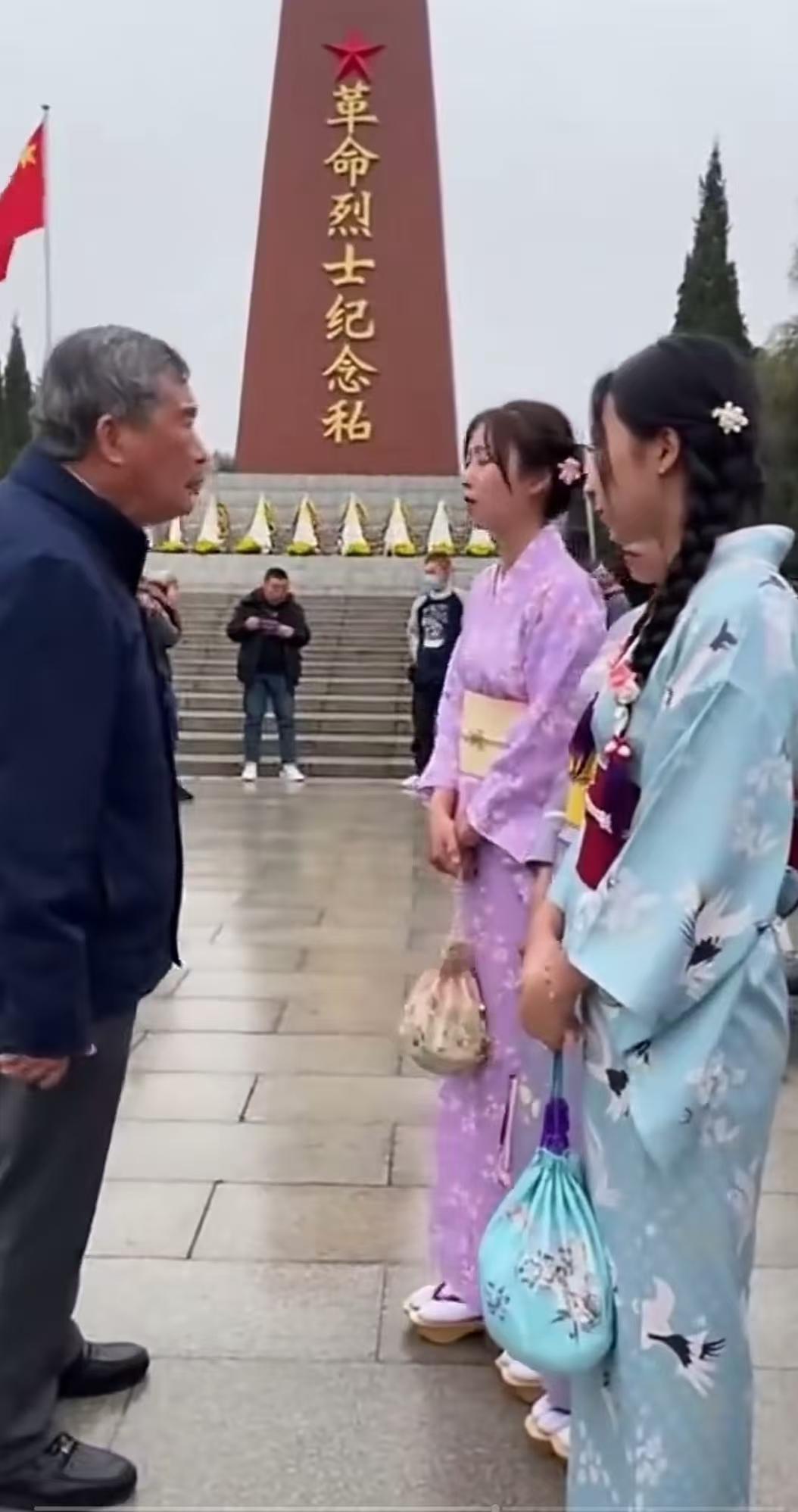 看到这张图，真的让人怒从心头起！
在刻着“革命烈士纪念”的纪念碑前，在飘扬的五星