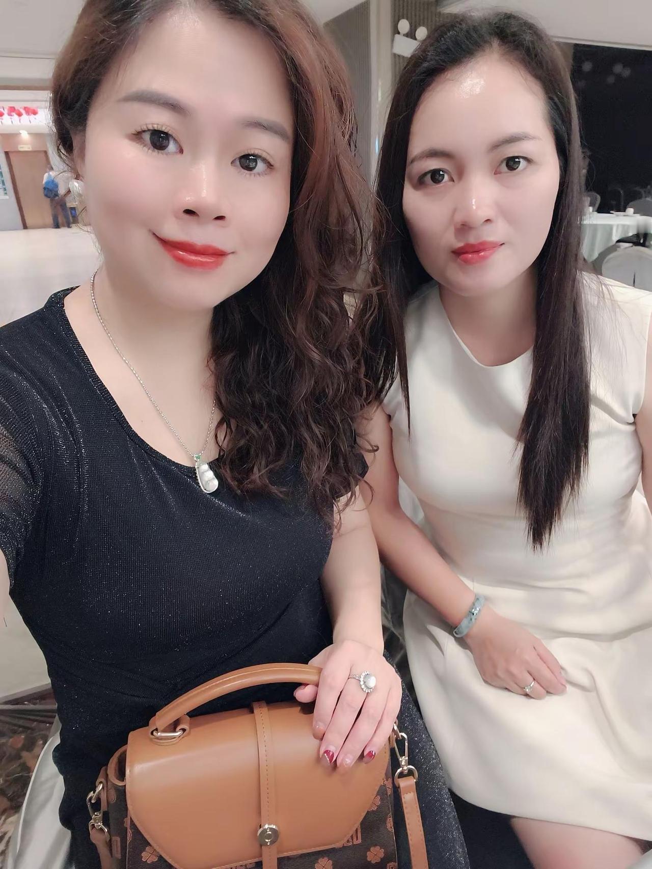 老问左边的结婚没有，我以为是问我朋友，原谅我左右分不清楚😂😂😂