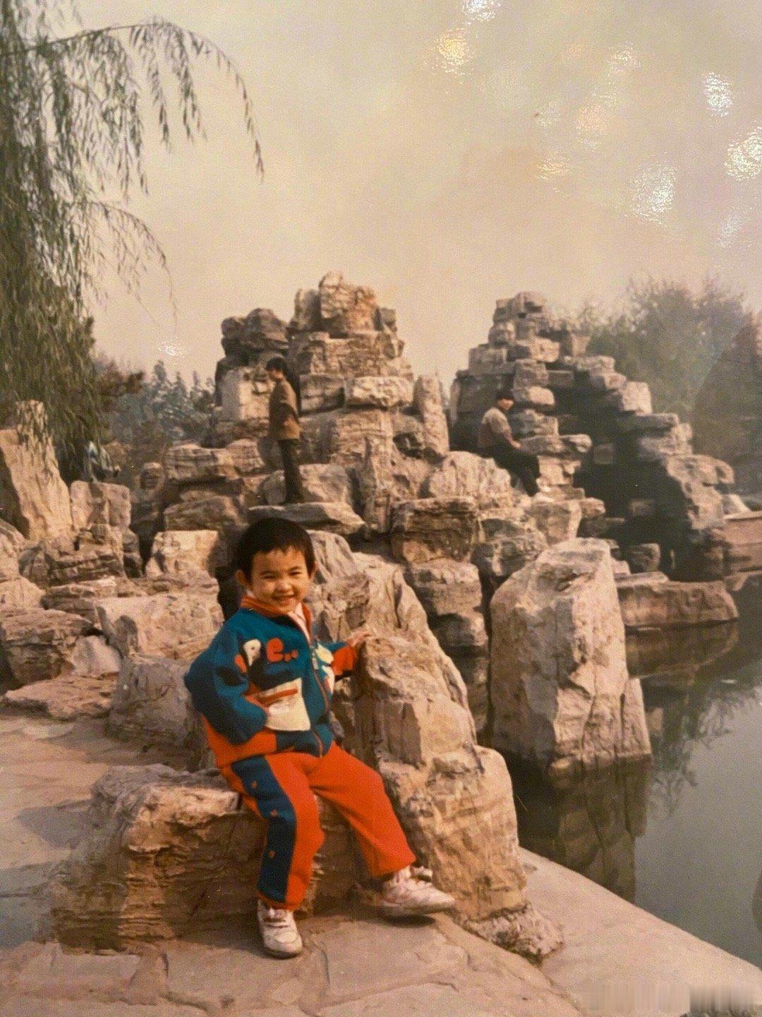 彭小苒 等比例长大 她的成长像被时光温柔对待，小时候的灵动、狡黠一点没丢，反倒随