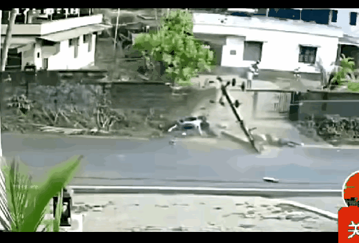 没听过骑摩托车不摔跤的，这位年轻人体会速度与激情的同时葬送了自己的性命。
太快了