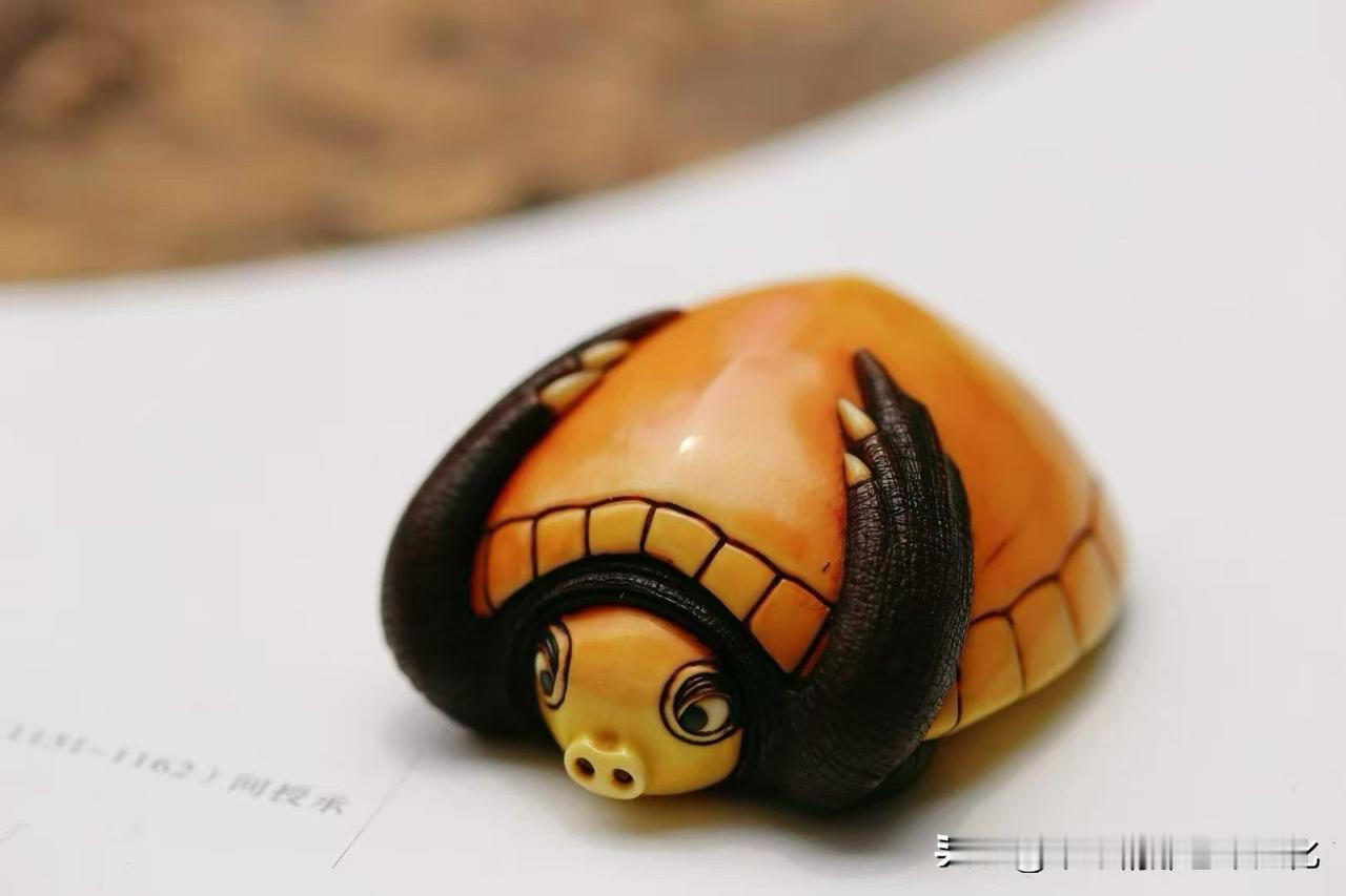 有些小物件，不是用来“震场”，而是用来“陪伴”。

这一只猛犸雕的猪鼻龟，通体温