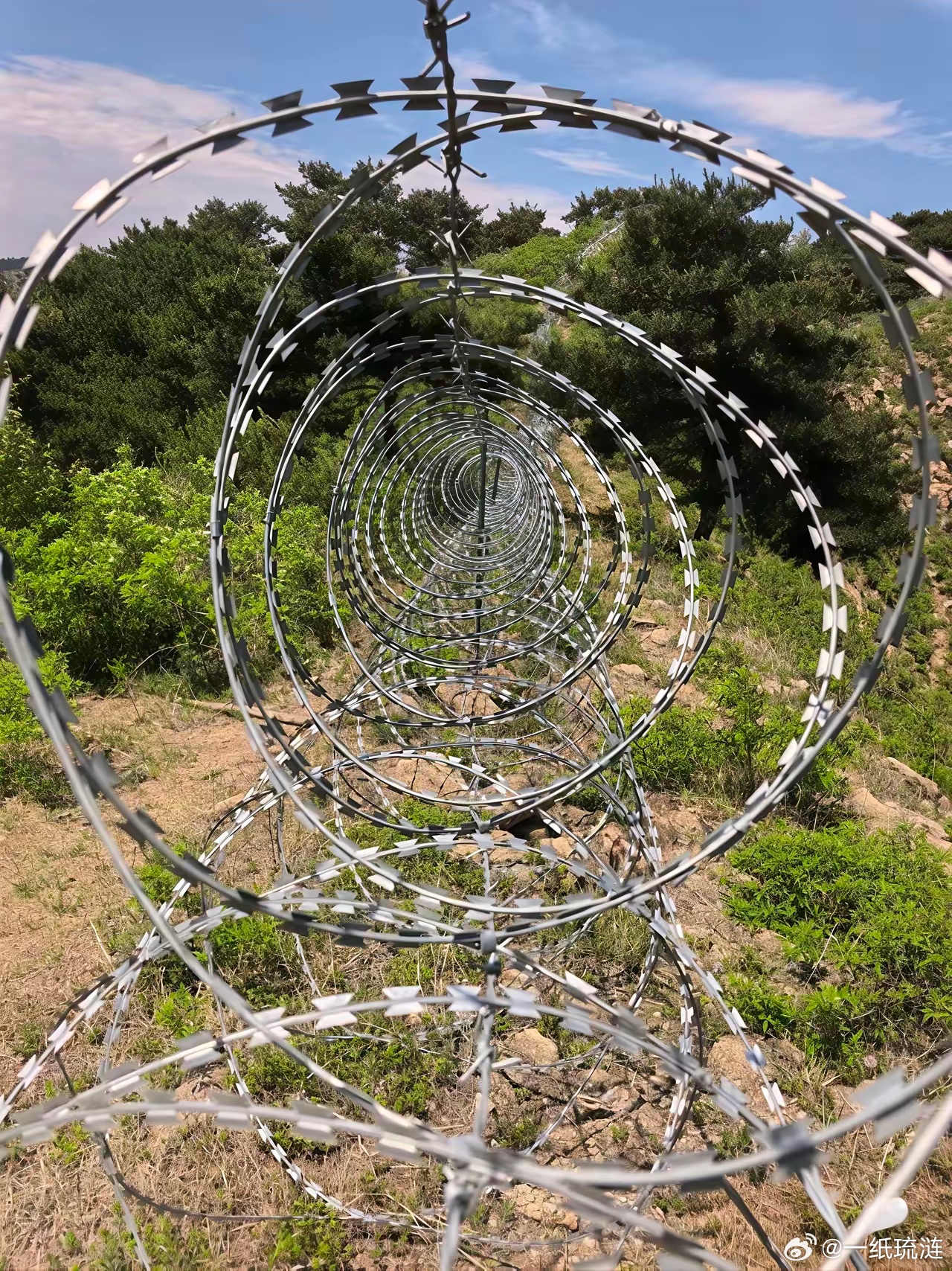 东岳的“刀片刺网”，说建就建，说拆就拆，2千多万元，呵呵，还是有钱任性噢。为了圈