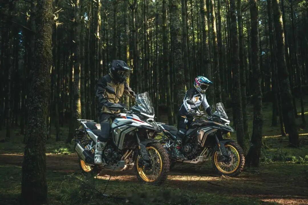 机车摩托车 凯越625X售价公布，标准版31777元，智能减震版35777元。摸