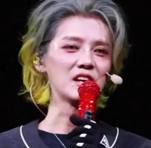 舞台上，鹿晗光芒依旧，却突然发问“只有我一个人变老了吗”。曾以为明星远离岁月痕迹