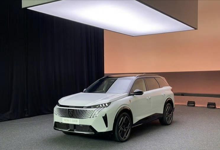 【#全新标致5008发布#】3月20日，全新标致5008家族正式发布，该车基于S