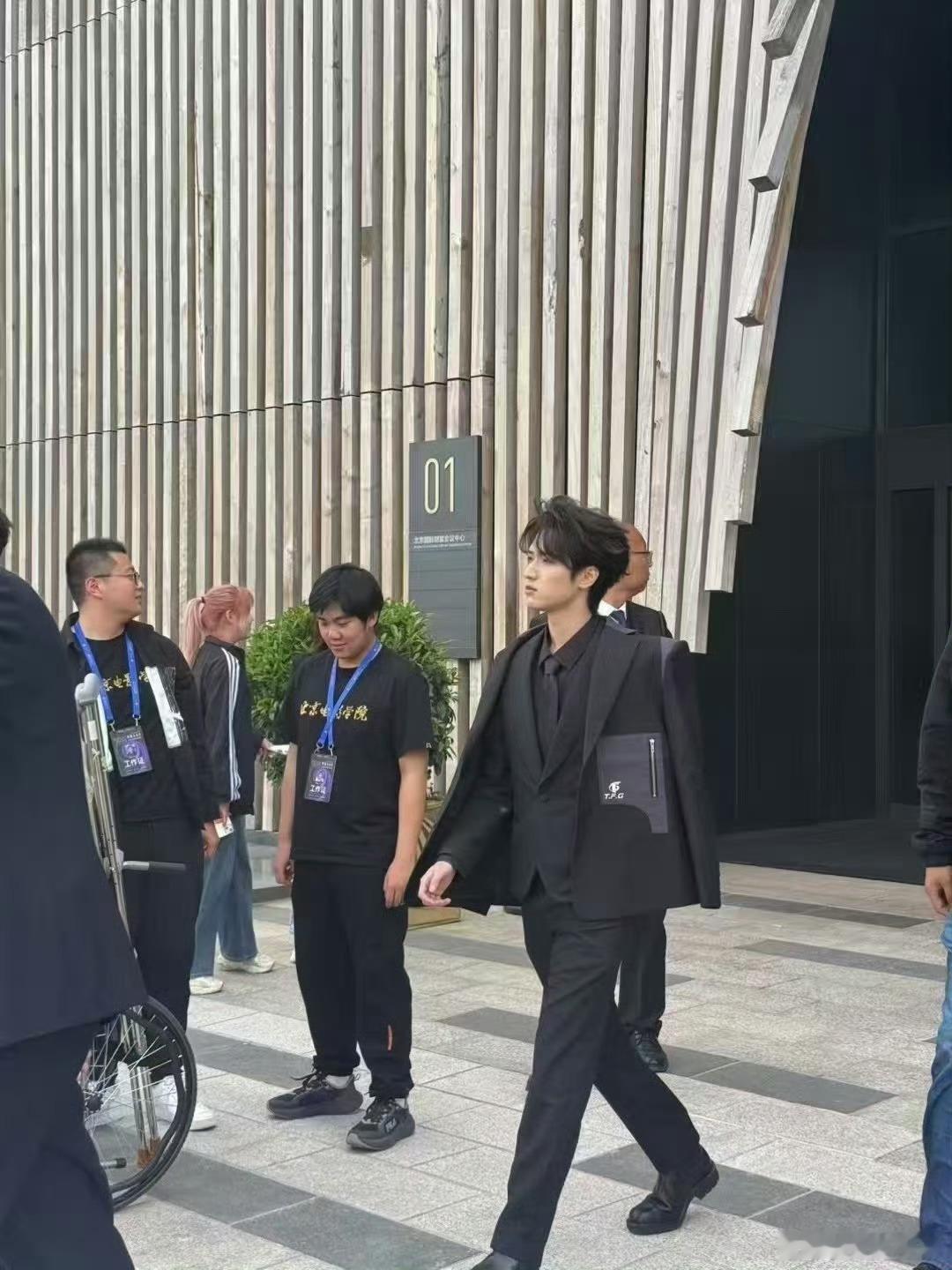 投严浩翔贵气十足北京国际电影节红毯 ​​​