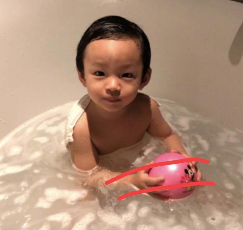 汪小菲和大S的儿子汪希箖已经年满十岁了。
人如其名，男孩随妈。
汪希箖的长相和他