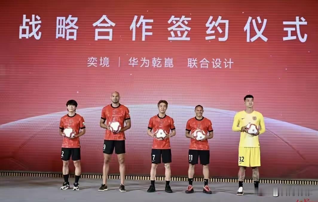 当经开区精密产线遇见凤凰山红色人浪，成都标志性跨界合作圆满落地。奕境汽车与成都蓉