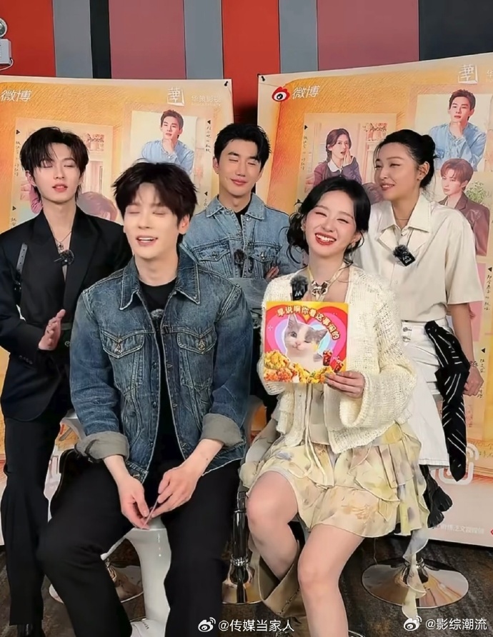 郑合惠子夹子音表情包好甜你是迟来的欢喜救命！郑合惠子新剧宣传现场举着猫猫表情包，