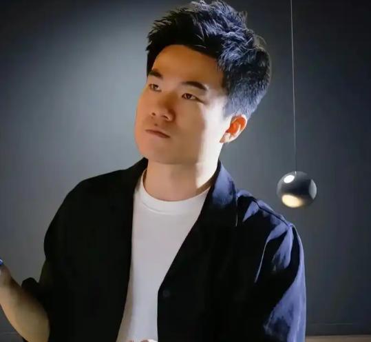 我是宇辉的铁粉，从刚开始被大家认识时我就关注他了

看着他从直播间的“兵马俑”走