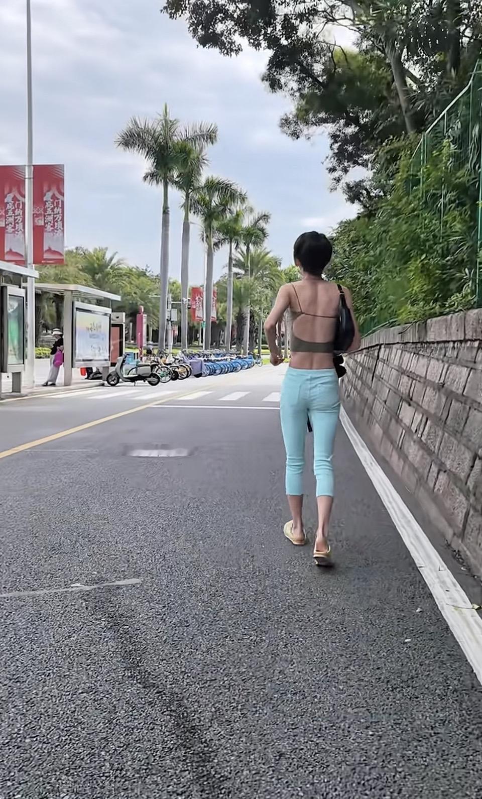 一个人在路边散步，天气不错。