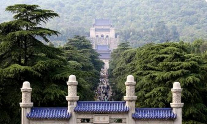 〔巍巍中山陵〕
         最近有幸去了一趟南京市。参观一下南京最负盛名的