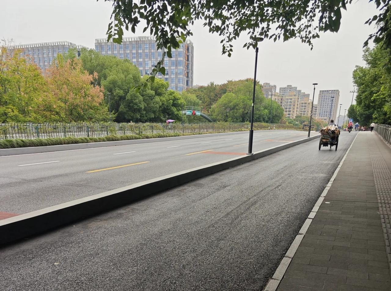 杭州的街道这么干净整洁，离不开环卫工人的辛勤撒扫，更离不开我们的文明出行。让城市