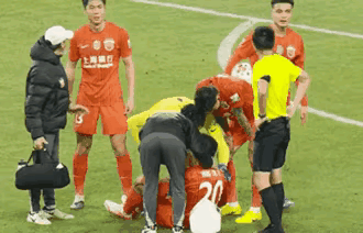 中超赛场再爆荒诞笑话。
4月11日中超联赛第五轮，上海申花与上海海港的比赛中，出
