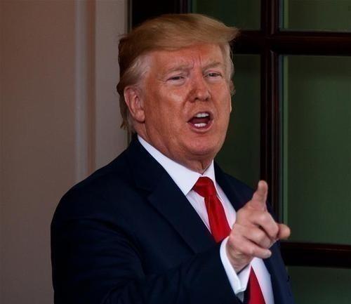 有人当面问特朗普：“世界上还有谁能管得了你？”他没有躲闪，直接接过了话。他说，联