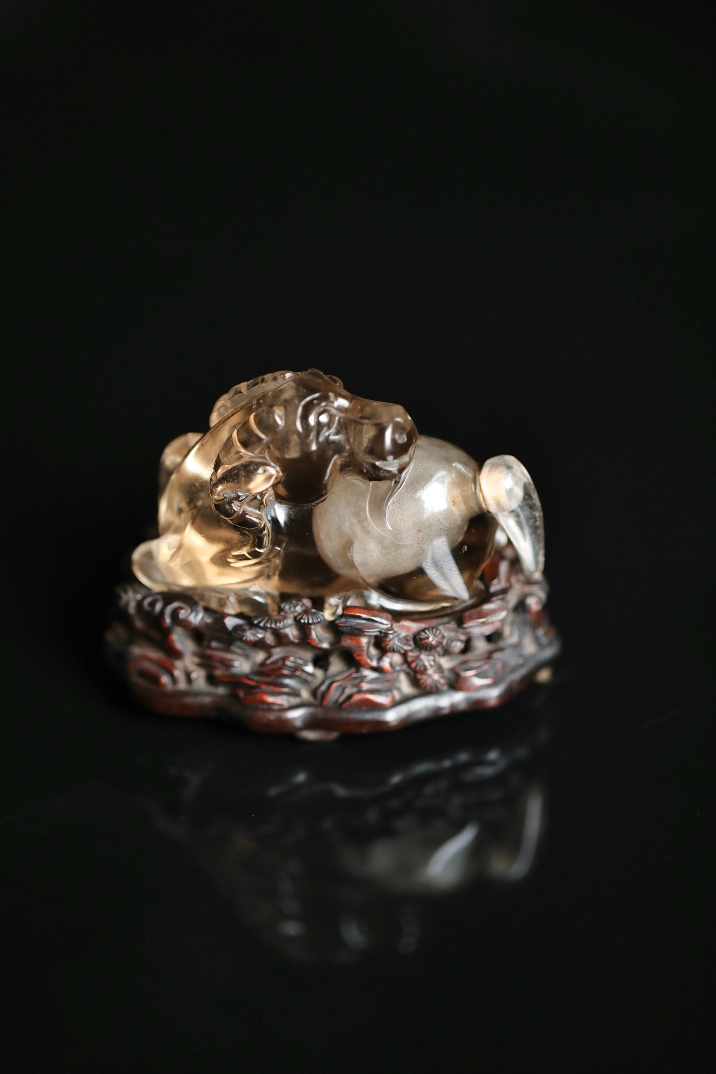 茶晶×酸枝 | 鼻烟壶体取瑞羊之形，呈卧憩之态，线条流畅圆转，体态憨态可掬，暗合