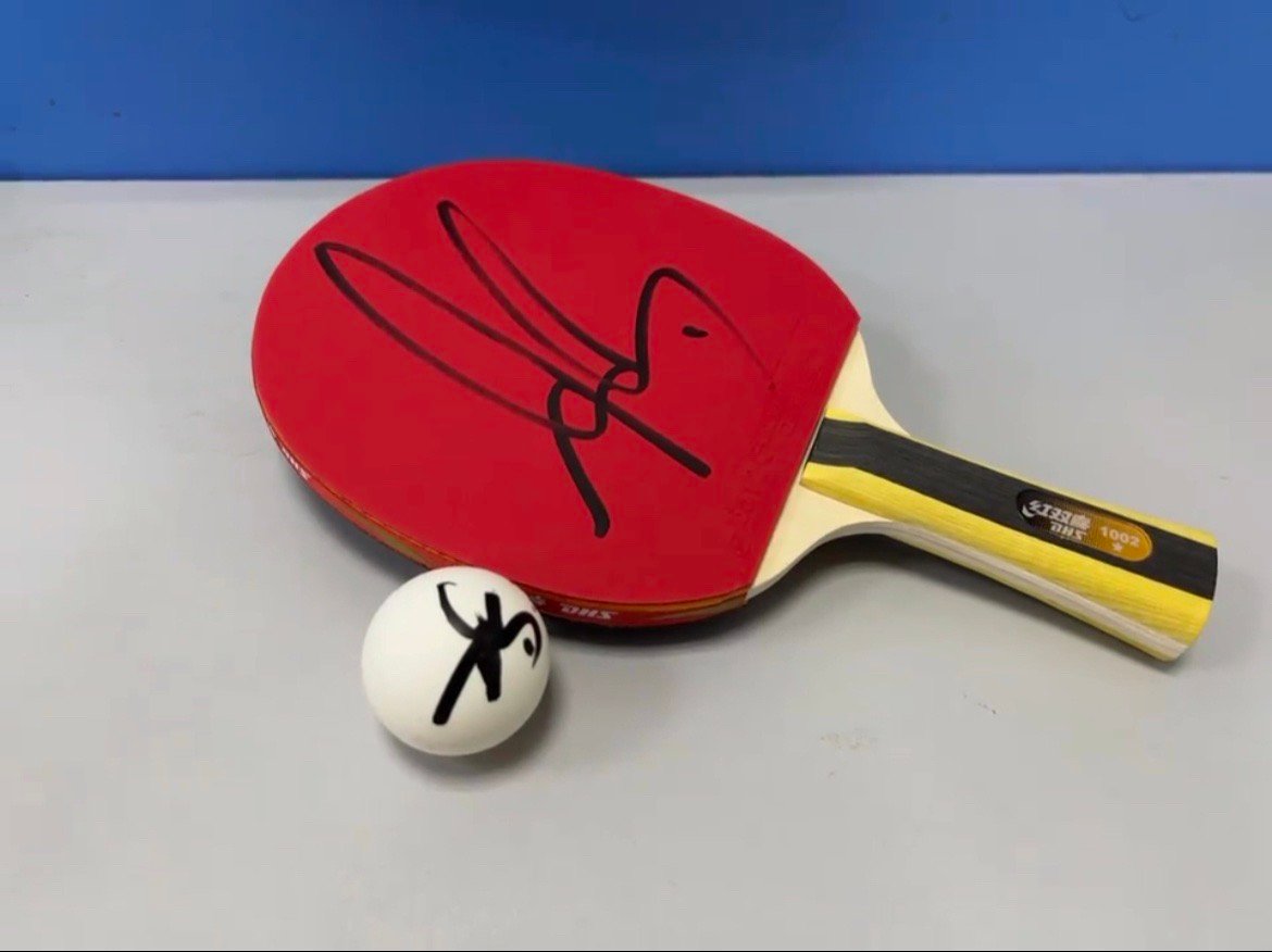 陈梦儿的签名真的好看，你们不觉得像一只振翅飞舞的蝴蝶吗🦋 