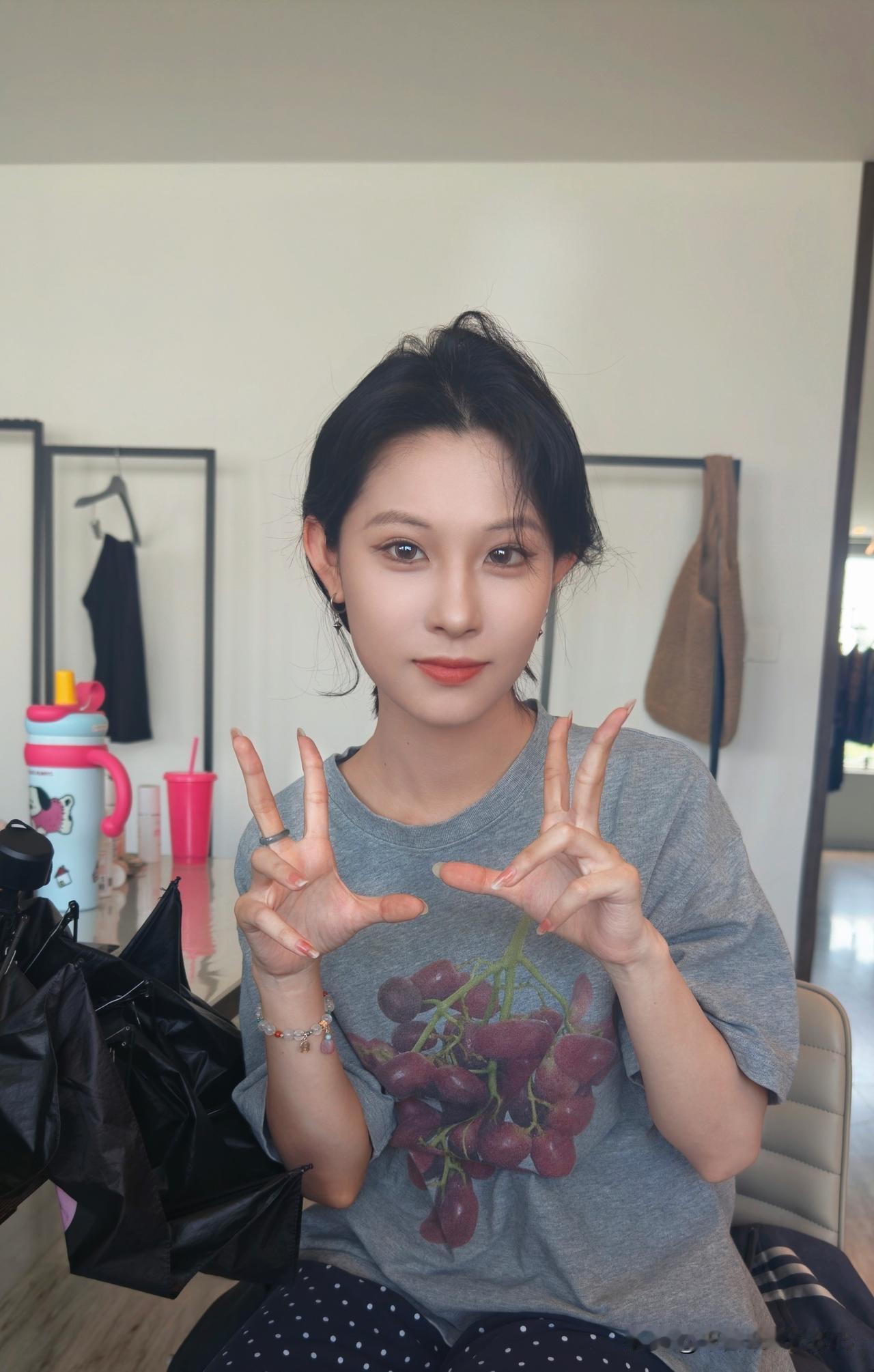 今天在市场上碰见了我亲嫂子，好几个月没见我嫂子了，平时我们不怎么联系。
我嫂子今