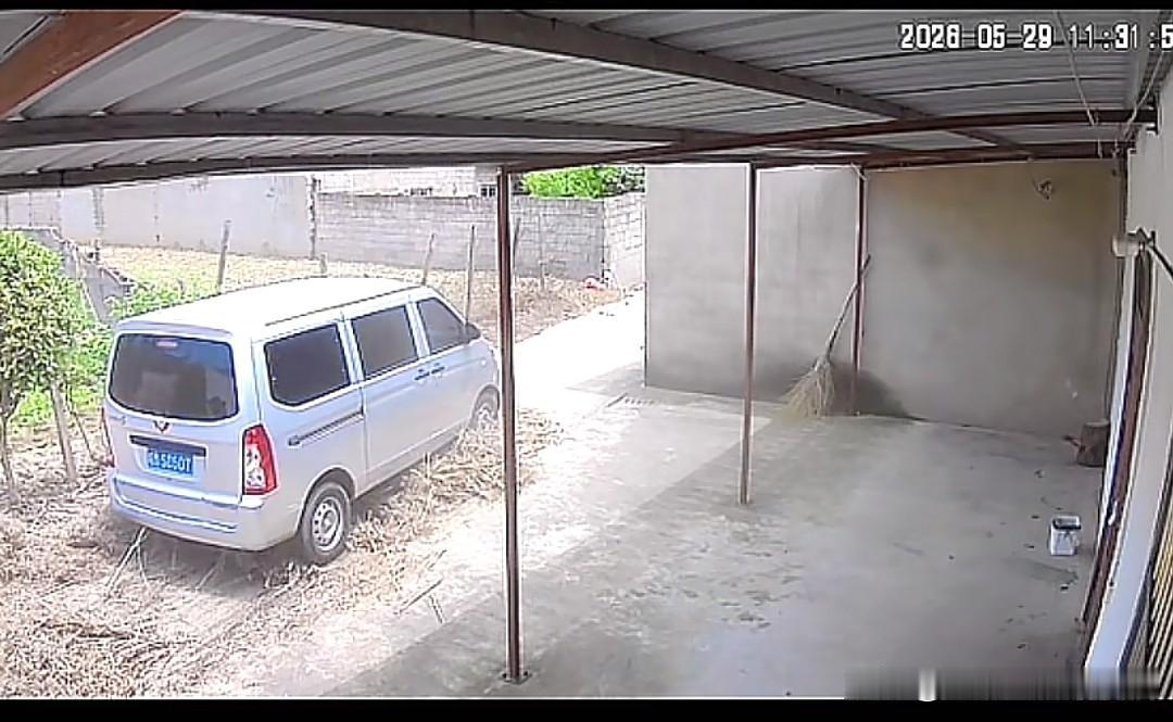 只因村民在马路上违规晒麦，车辆被大火烧毁，无辜车主平白蒙受损失。
 别拿“农民不