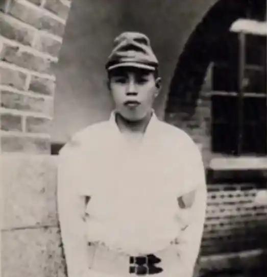 1940年，日军士兵小林清，在战斗中被八路军负伤俘获，日军随便找了一具尸体冒充小