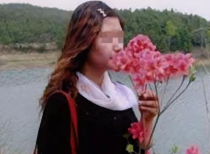 2002年，一个武汉女大学生被老师追问，是否跟黑人留学生发生过关系。女生羞愤不已