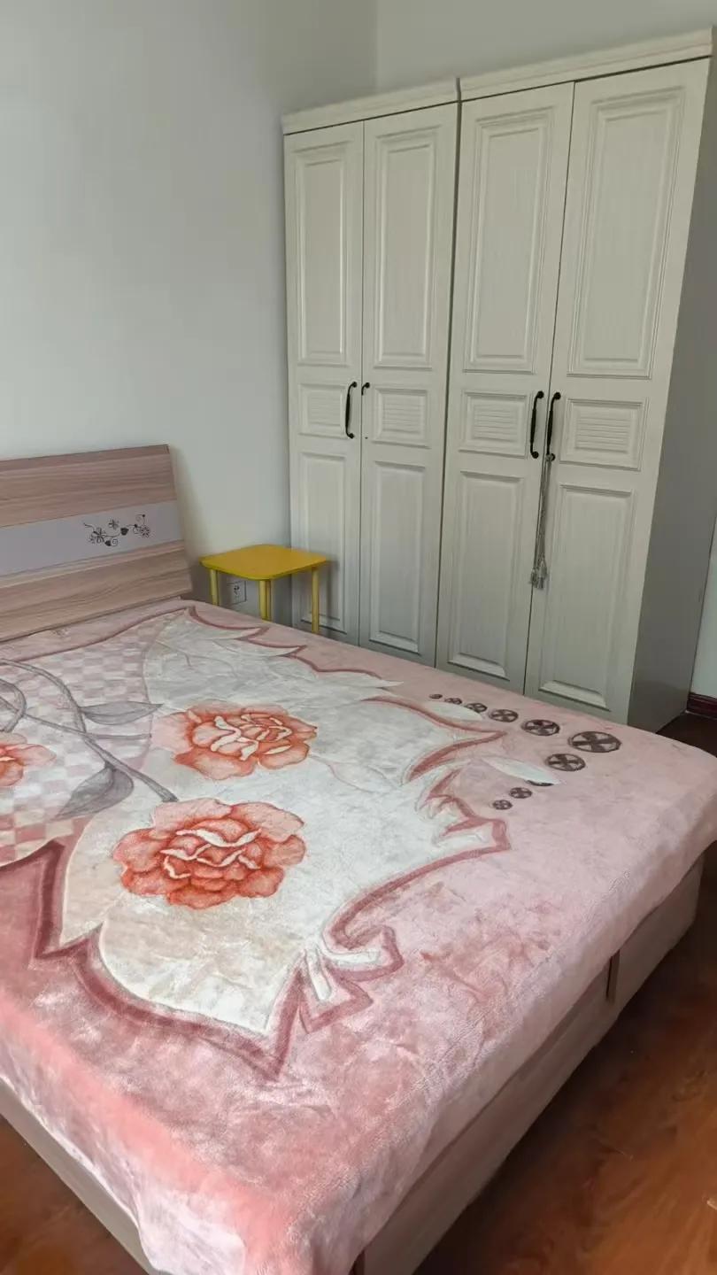 认识的一个哥们谈了一个女朋友，女的是河南人，他这个女朋友喜欢抽烟喝酒，偶尔视频直