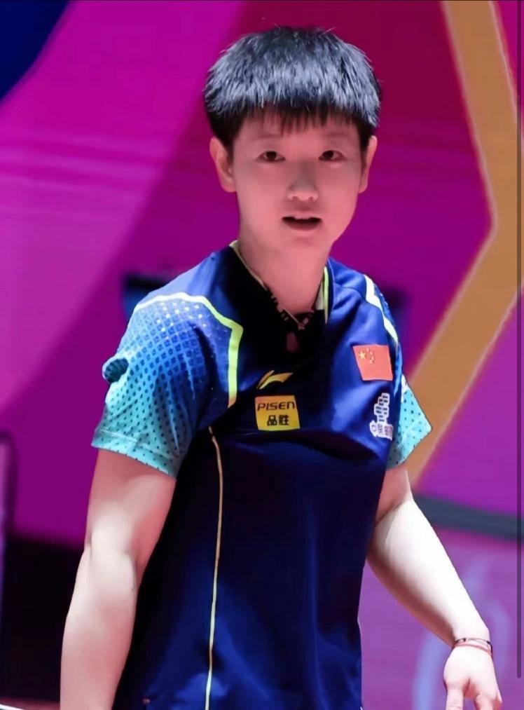 林依轮观看孙颖莎的比赛，这个显眼包全程拿着孙颖莎的手幅，老婆都侧身嫌弃了，当莎莎