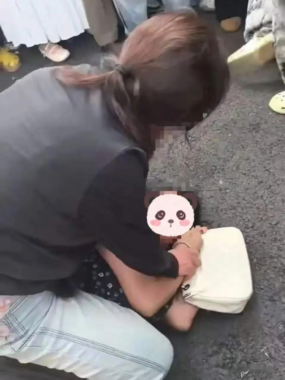 被扒裤的当事人发声了，她说事情根本是网传的那样，自己完全是被冤枉的，事情起因是对