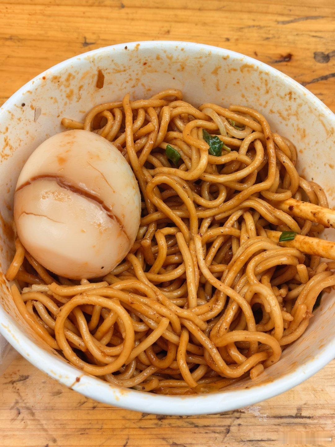 来校门口吃早饭，碰到学校老师问我，“学生早都放假了，你俩咋还不回家啊，宿舍没关吗