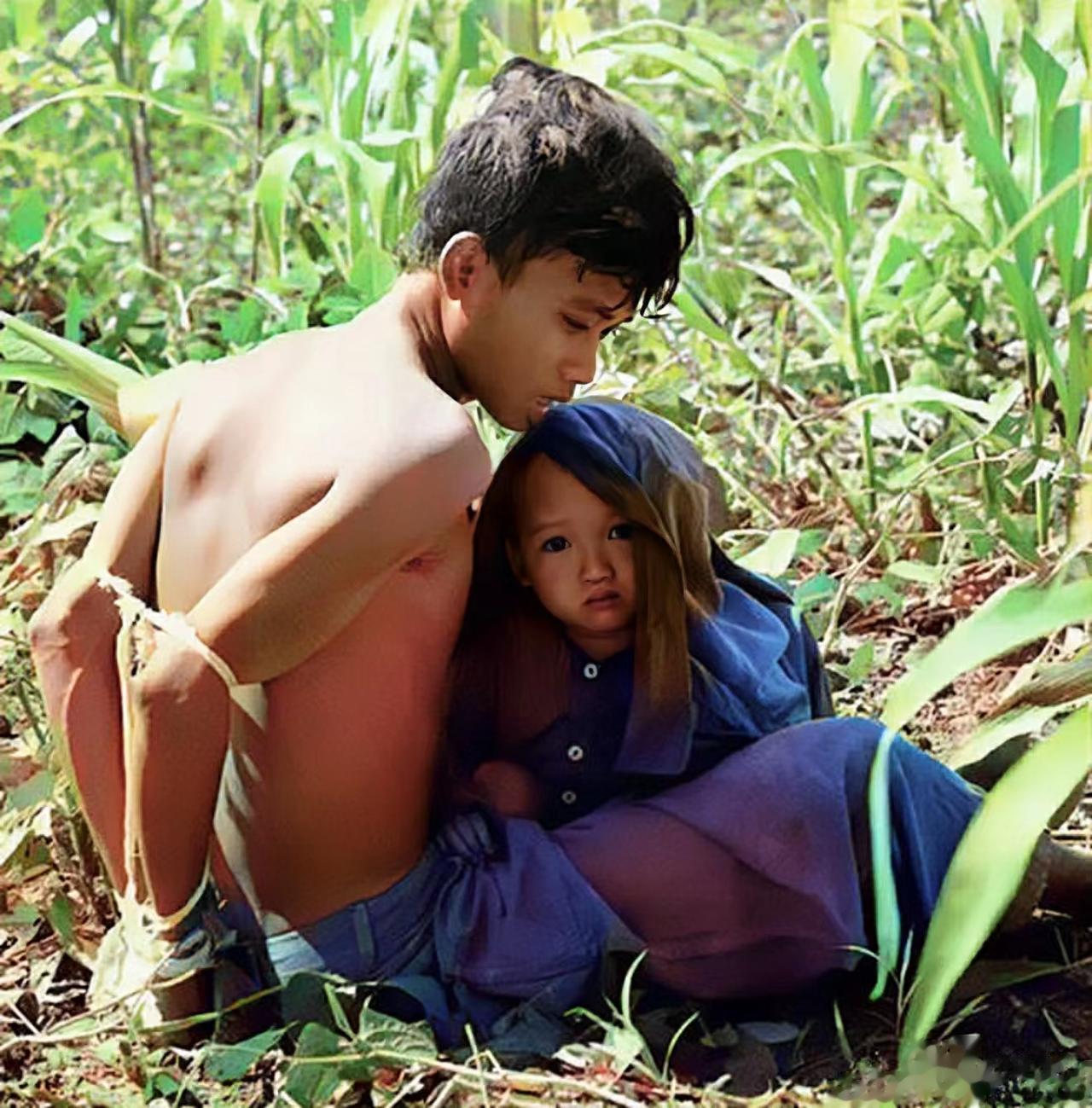 这张照片催人泪下，照片拍摄于越南战争期间，一个北越的游击队员被美军所俘虏，敌人将