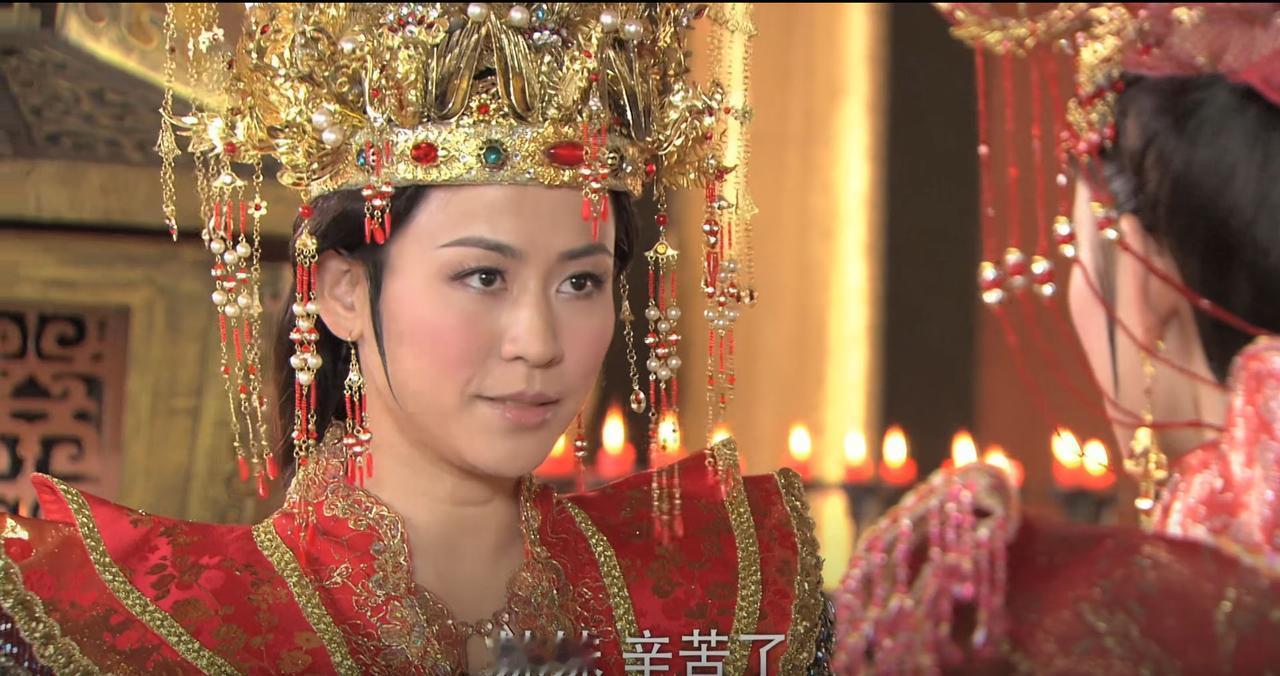 不得不说，王宝钏确实比代战更有皇后气势。

王宝钏的脸端庄大气，而代战的脸小巧精