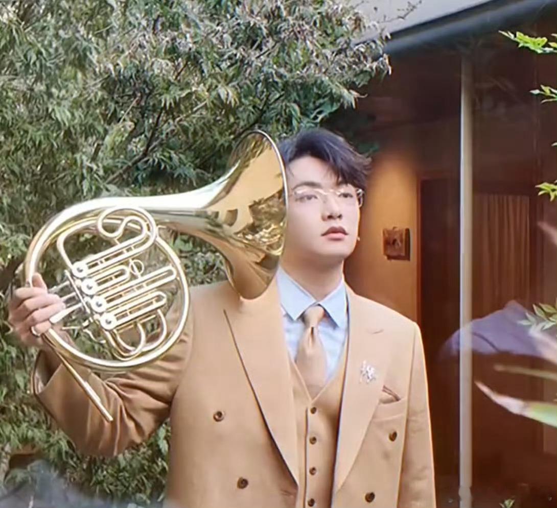 颜人中《声生不息》造型苏感拉满！利落西装衬出君子端方气场，清冷克制不张扬，内敛高