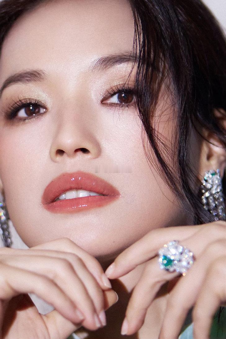 今日第十六届北京国际电影节红毯，舒淇身着一袭 Armani Privé 2026