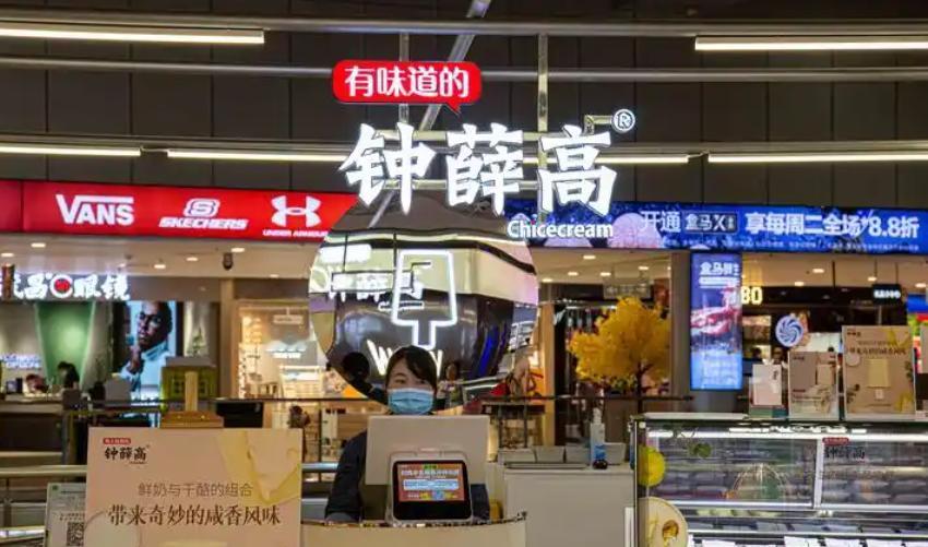 谁能想到，当年一支卖到 66 元、被追捧为 “雪糕天花板” 的钟薛高，如今连品牌