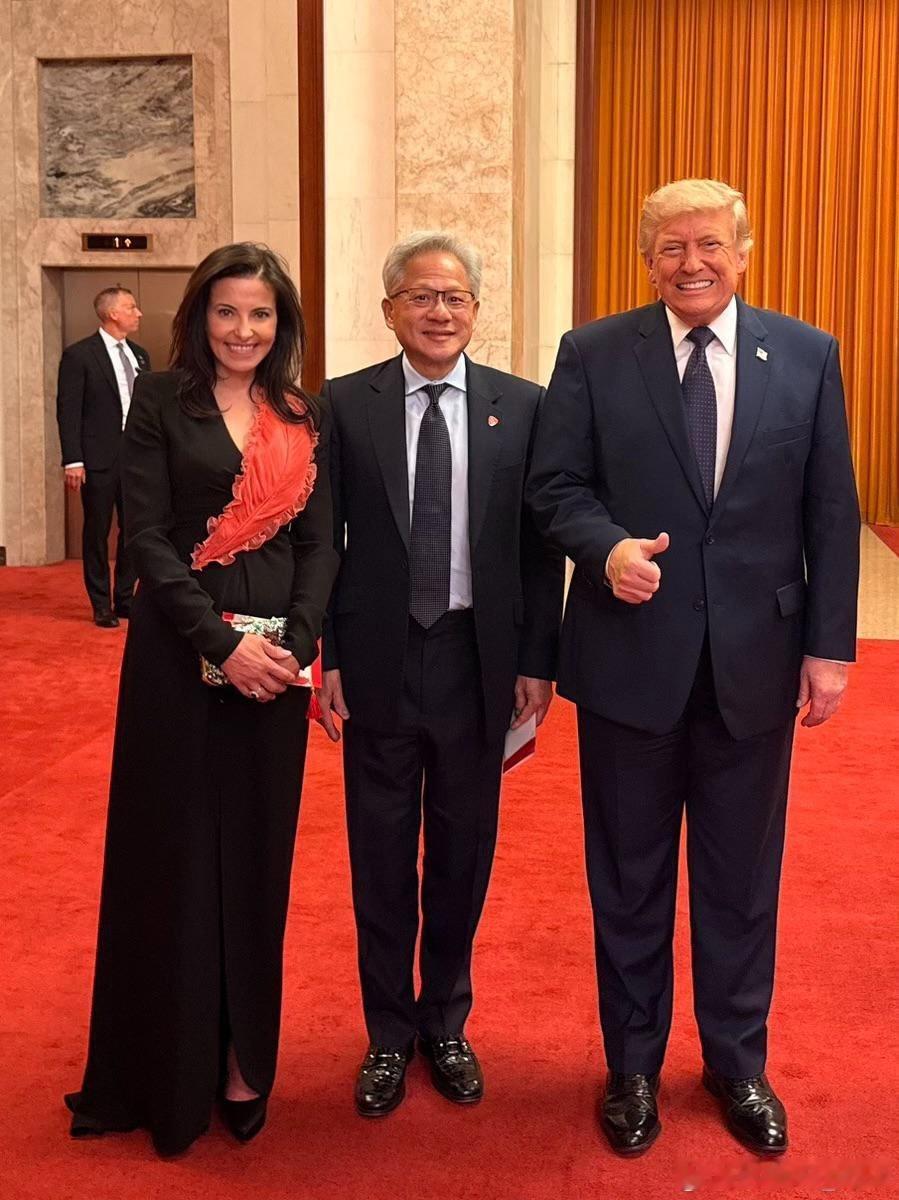 Meta总裁兼副董事长晒照，称她很荣幸能出席在北京举行的国宴。小扎没能来我猜与马