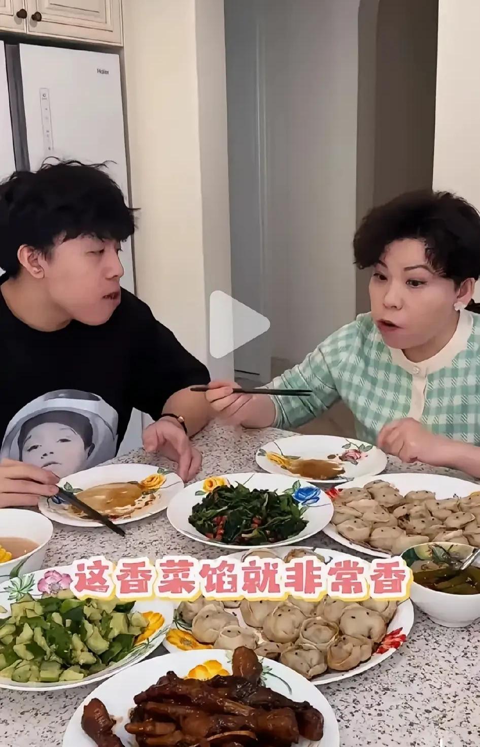 【邓亚萍一家节俭过元旦，在家包饺子吃】大满贯功勋运动员邓亚萍，如今早就是司局级领