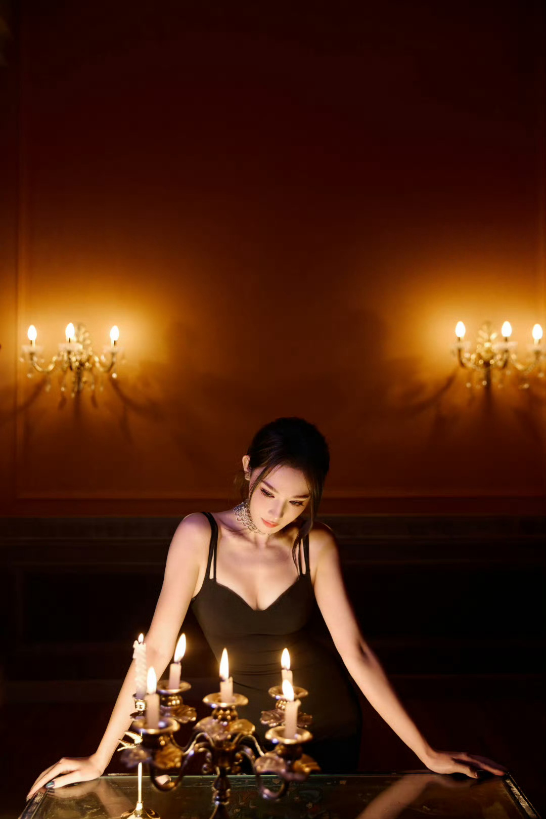 彭小苒满钻choker 颈间星光，熠熠生辉✨彭小苒满钻choker💎一抹璀璨勾