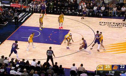 知识点！里弗斯拳击篮球被判违例！

首节2分10秒，阿伦三分球投篮不中，球打前铁