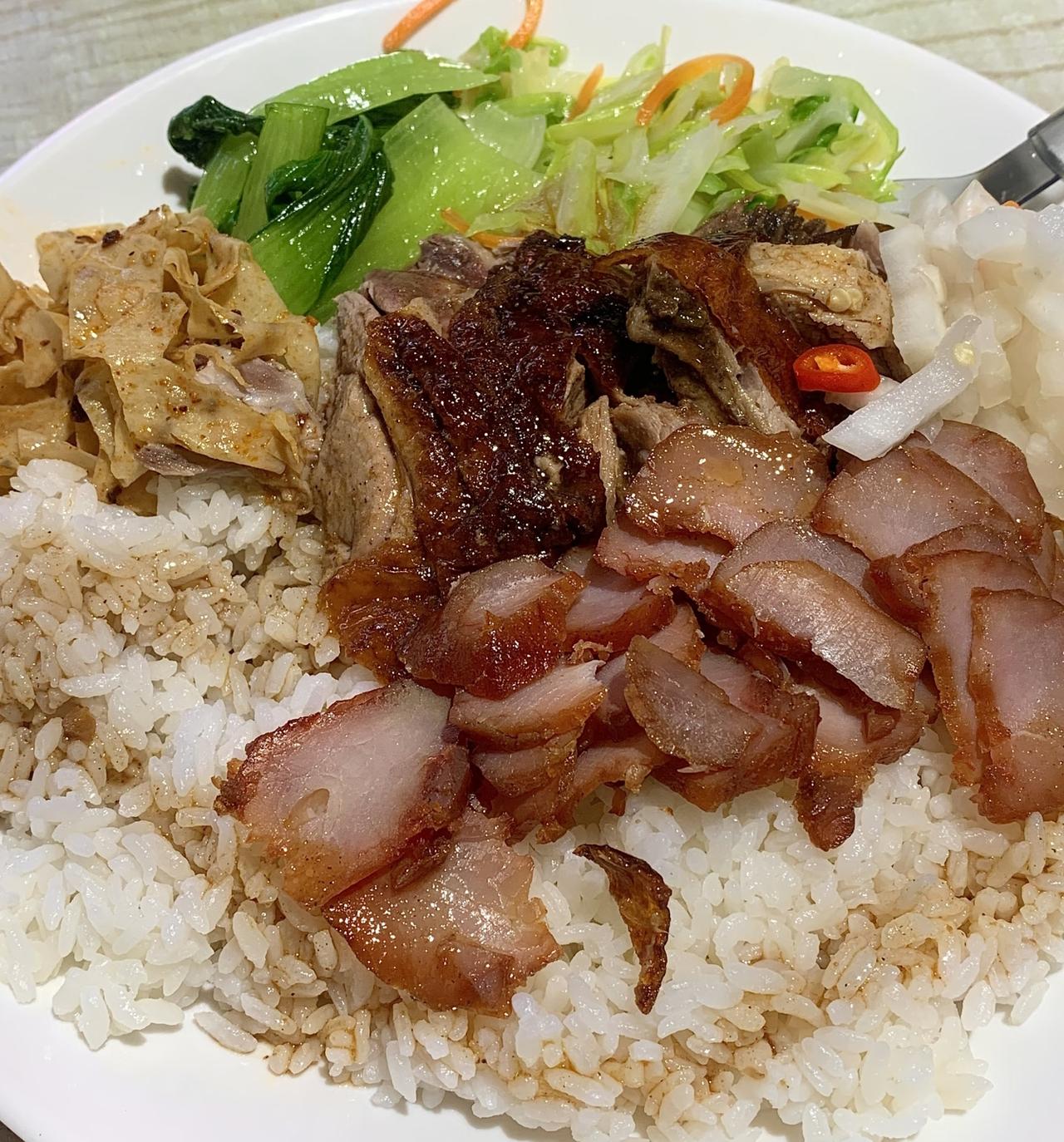 今日份碳水快乐已签收！这份豪华双拼饭一上桌就把我香迷糊了——油亮的叉烧带着焦香，