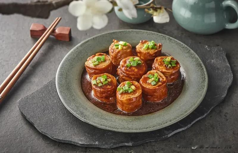 今天的快乐，是被一桌家常菜喂饱的。。。
 
早上赖床到九点，慢悠悠煮了一碗番茄鸡