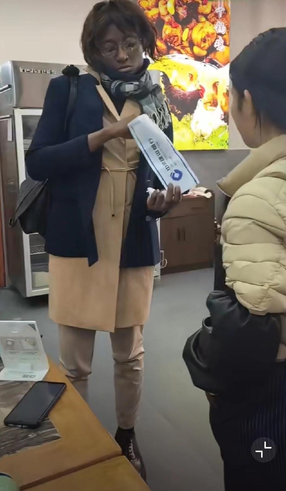 网友爆料：浙江某餐厅老板吐槽：黑人女子就餐，菜烧好了说没钱了，银行卡密码也不知道