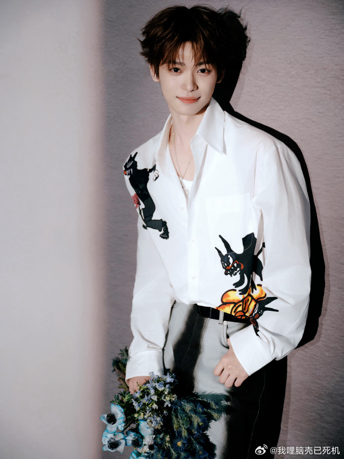 梓渝捧花迎春梓渝春风为序 梓渝春风为序，梓渝捧花迎春，唤醒一抹春意，跟着这个白衬