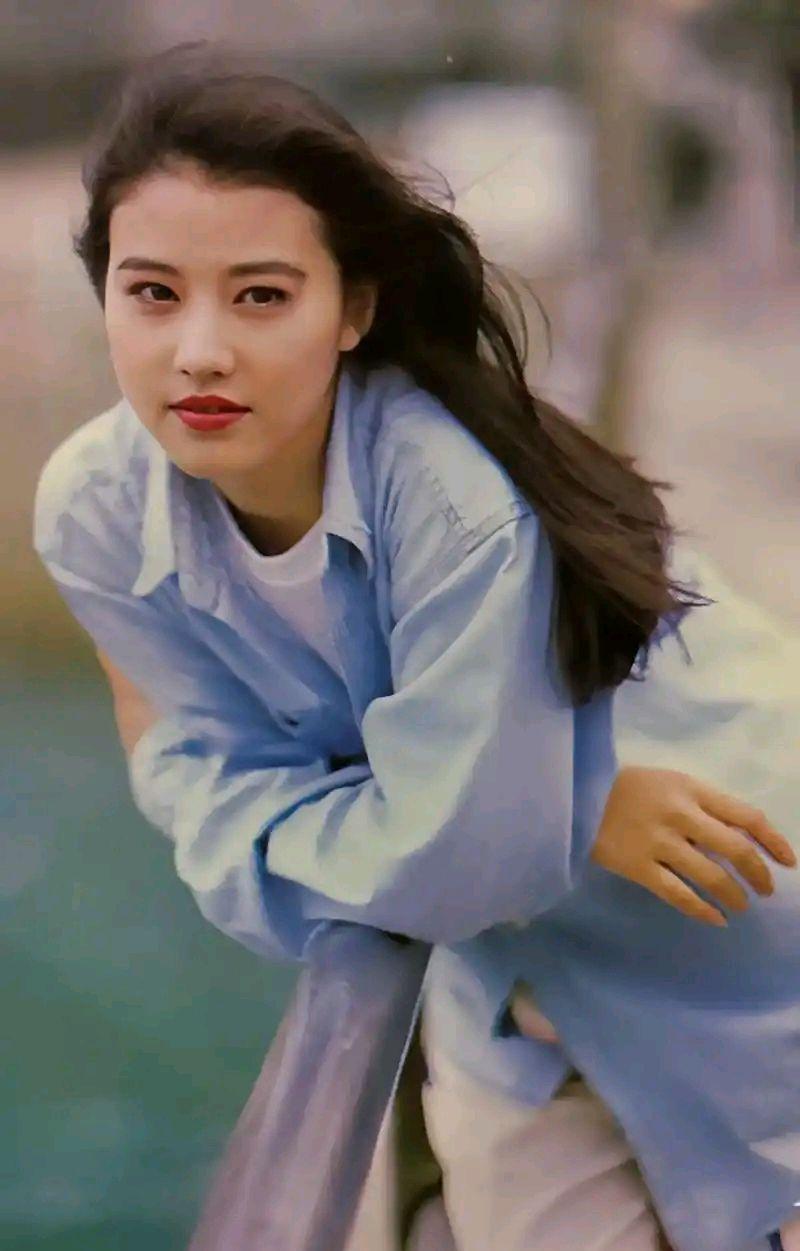 2013年，47岁的周海媚不顾家人的反对，毅然放弃香港的事业，跟随小7岁的男友到