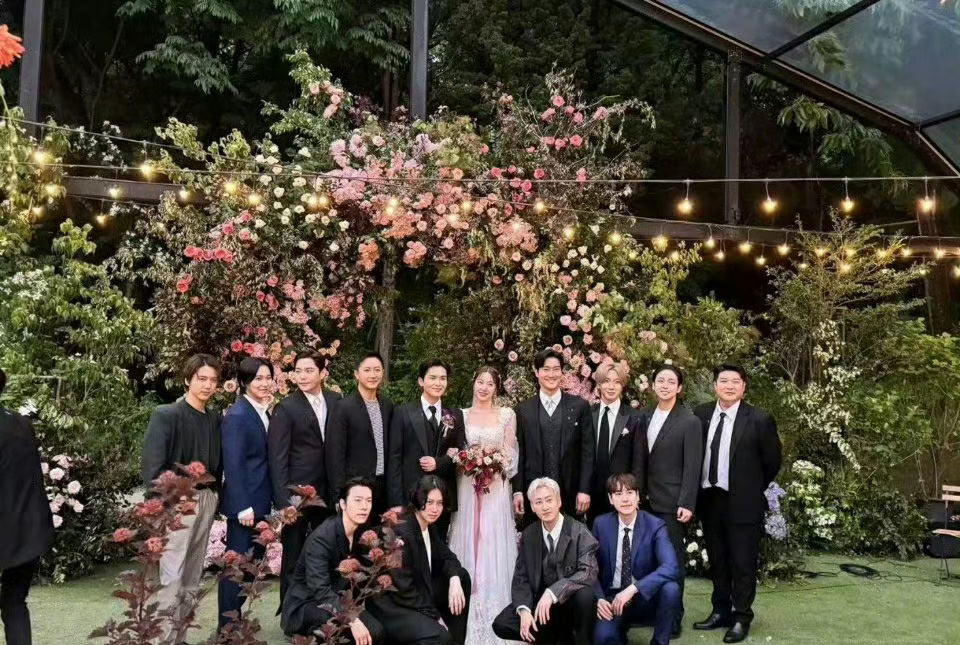 #韩庚参加厉旭婚礼#在厉旭的婚礼上看到了Super Junior全员包括前成员，