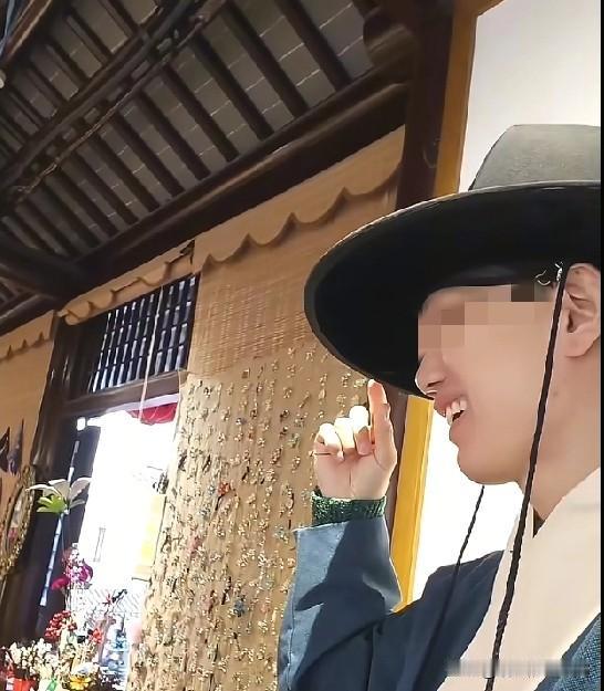 小伙戴明代大帽被误认成韩服…[捂脸]
一位小伙戴大帽被误认韩国服饰，小伙赶紧解释