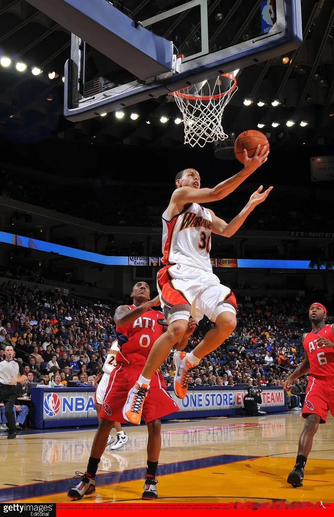 最终还是选择了NIKE吗❓
今天库里赛前训练穿着科比6代战靴
库里职业生涯开始的