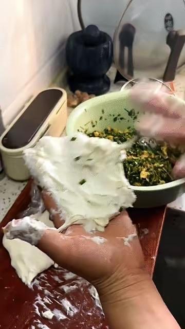 在家闲得发慌想给老公露一手做馅饼，结果把厨房造得像案发现场，这翻车场面我看一眼直
