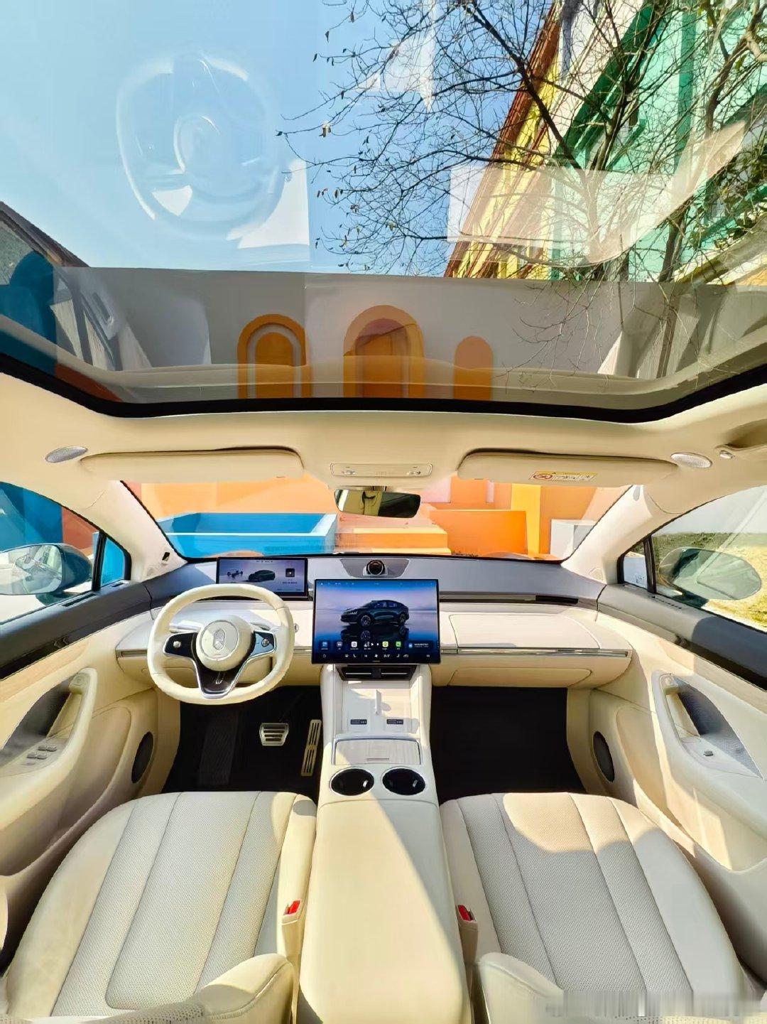 当智界R7 遇上马卡龙墙，看着是清爽高级，妥妥杭州街头最靓的仔！我和我的汽车日常