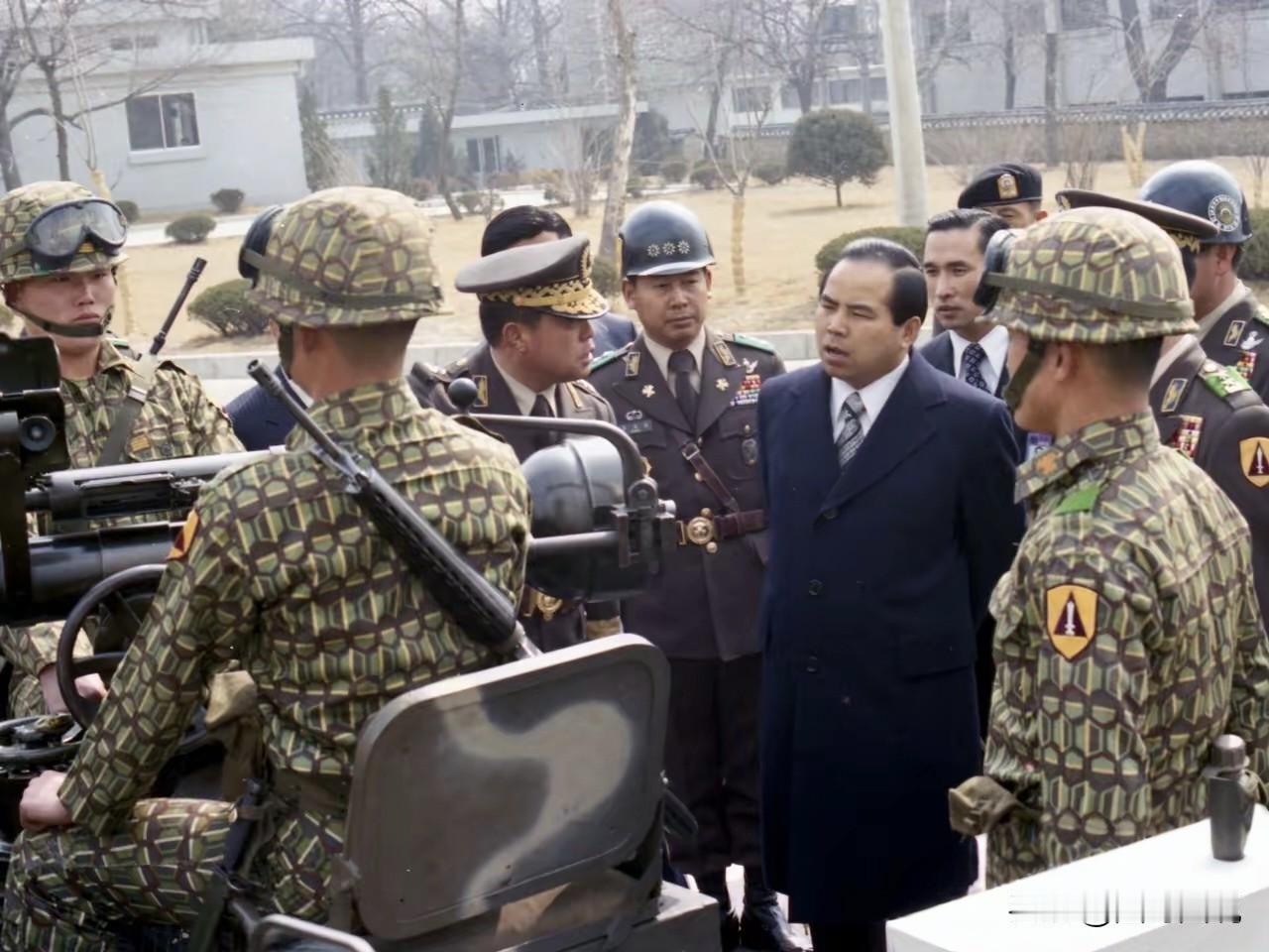这套韩国军人身上的迷彩服真的太特殊了，花纹形状竟然犹如龟壳，据说这是70年代韩军
